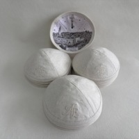 YARMULK Ivoor Linnen Kippah Toon-op-toon Monogram Script Borduurwerk Joodse Bruiloft Kippot Yarmulke Bar Mitzvah Judaica Cadeau