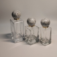 Flacons de parfum en verre carré hauts et luxueux avec bouchon en résine dorée, avec pulvérisateur à pompe unique au fond, 30 ml, 50 ml, 100 ml