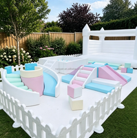 Château gonflable commercial blanc, ensemble de jeux souples, structure d'escalade pyramidale avec piscine à balles pour événements et locations de fêtes pour enfants