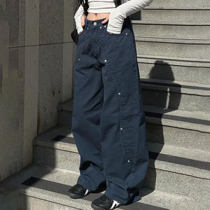 Pantalon cargo en jean à panneaux asymétriques cloutés, coupe droite taille basse, style streetwear - Product Image 4