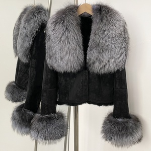 Nouveau style hiver européen et américain, poncho en daim et fourrure avec col en fourrure de raton laveur surdimensionné, <span class=keywords><strong>court</strong></span>, pour femme, streetwear, mode sexy - Product Image 4