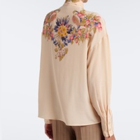 Chemisier en satin imprimé floral et fruité crème 2027, élégant avec nœud à nouer au col, coupe ample, épaules tombantes, manches longues, poignets boutonnés, style vintage