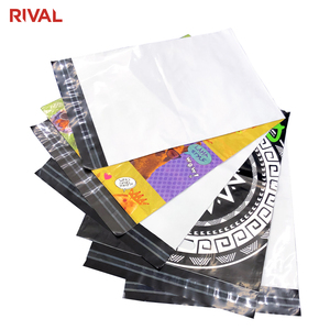 Sacs d'expédition en polyéthylène personnalisés avec logo, vente en gros d'usine, pochettes de courrier résistantes et épaisses avec fermeture autocollante pour l'emballage de vêtements - Product Image 1