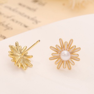 Boucles d'oreilles clous en laiton plaqué or 18 carats avec perles, forme fleur tendance, bijoux pour femme, mariage, mariée, anniversaire - Product Image 3