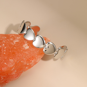 Bracelet manchette tendance en acier inoxydable plaqué or 18 carats, étanche, motif étoile et cœur ouvert, bijoux pour femme, idéal pour les soirées et événements. - Product Image 4