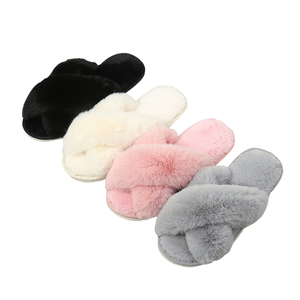 Offre Spéciale femmes mode chaud moelleux pantoufles confortable fausse fourrure croix intérieur <span class=keywords><strong>pantoufle</strong></span> poupée doux sol diapositives plat dames en peluche <span class=keywords><strong>pantoufle</strong></span> - Product Image 1