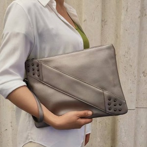 Elegante bolso de mano con tachuelas hecho de material de PU de color sólido con múltiples compartimentos y se puede usar bandolera - Product Image 2