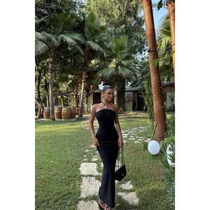 Vestido de noche negro con detalles de perlas y cuello halter - Product Image 1