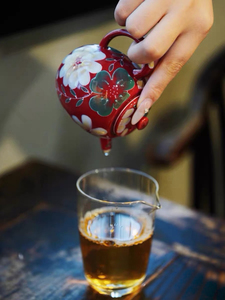 Service à thé en porcelaine rouge vermillon, peint à la main, motif floral chinois traditionnel, collection Abondance de fleurs - Product Image 4