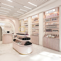 Sweet Luxe Makeup Boutique avec étagères ouvertes superposées personnalisées et stand d'affichage central rotatif éclairé parLED