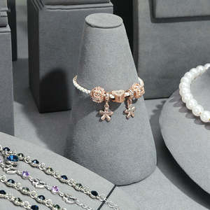 Nuevo Expositor de Joyería Personalizado Gris, Soporte de Busto para Collares, Pendientes y Anillos - Product Image 2