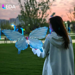 LEDA - Alas de Mariposa de Tela con Luces LED Románticas, Alas de Mariposa con Degradado de Color para Decoración de Bodas, Cumpleaños, Fiestas y Eventos - Product Image 5