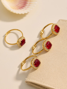 Anillo Abierto de Lujo con Incrustaciones de Gemas Rojas y Cristales - Product Image 3