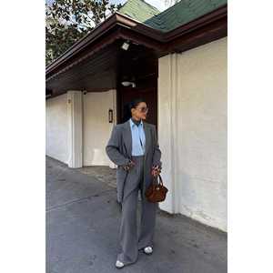 Conjunto de Traje Gris para Mujer con Detalle de Botones y Adornos Únicos - Product Image 4