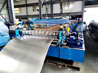 Fournisseur de machines de formage de rouleaux pour silos agricoles BN avec parois en acier verni et toiture en tuiles ondulées, dotées de moteur et de boîte de vitesses