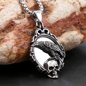 Collar con colgante de calavera de acero inoxidable yunnique con alas de cuervo, joyería de moda para hombre, regalo para accesorios de estilo vikingo - Product Image 1
