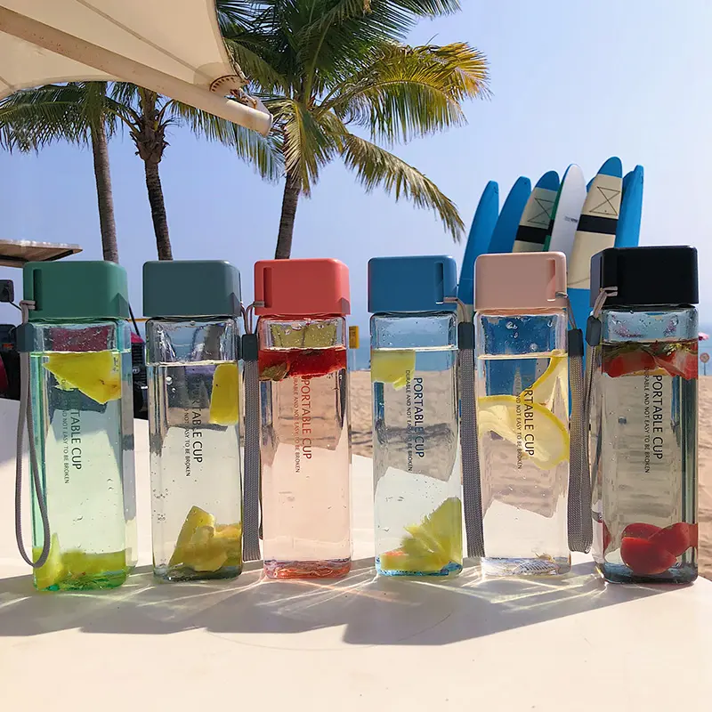 BPA-freie quadratische Kunststoff-Wasser flasche, BPA-frei, Mineral gefrostet, Sport trinken kunden spezifisch, transparent, isoliert Glitzer, Fruchtsaft, Fancy