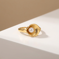 Bague ajustable en cuivre plaqué or 18 carats avec pétale de lys et perle d'eau douce, bijou botanique tendance pour femme, cadeau