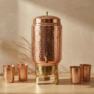 Elegante urna de cobre martillado para bebidas con soporte elevado, tapa cubierta y grifo frontal para servir agua de forma tradicional - Product Image 3