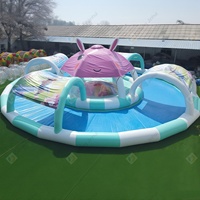 Équipement de jeu d'eau extérieur pour enfants parfait pour la piscine gonflable en forme de canard avec auvent