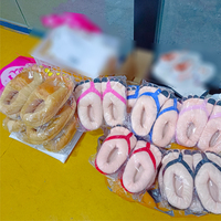 Vente en gros de pantoufles en peluche Chaussures d'hiver personnalisées avec dessin animé Chaussures pour la maison Chaussures en coton avec peluche d'animaux mignons