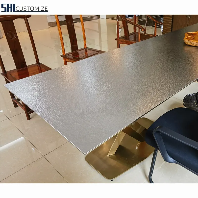 Mesas de comedor modernas clásicas de acero inoxidable de lujo, diseños de mesa ondulada de agua con marco de acero inoxidable dorado para restaurantes
