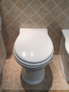 Nouvelle toilette murale en céramique avec chasse d'eau à jet direct, économie d'eau, avec siège de toilette pour le marché britannique - Product Image 2