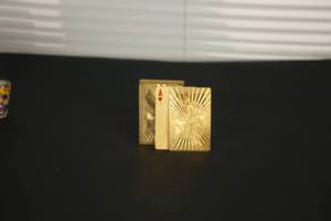 أوراق لعب مخصصة بنمط التنين الذهبي مصنوعة من البولي إيثيلين تيريفثالات مع رقائق ذهبية أنيقة ومتينة لجلسات اللعب والفعاليات الفاخرة - Product Image 5