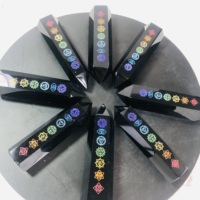 Vente en gros de tours de cristal en obsidienne noire gravées avec symboles des sept chakras, comme cadeaux de pierres de guérison
