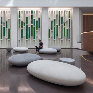 Chaise de loisirs commerciale en fibre de verre et banc extérieur en galets noirs pour aménagement paysager, parcs et présentoirs commerciaux - Product Image 3