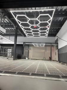 Lumières LED hexagonales en nid d'abeille de qualité commerciale vendues en usine, idéales pour l'éclairage de l'atelier, du <span class=keywords><strong>garage</strong></span> et de l'atelier de réparation automobile. - Product Image 4