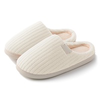 Vente en gros de pantoufles d'intérieur et d'extérieur pour couples, respirantes, chaudes, en peluche, antidérapantes, à semelle épaisse, pour l'automne et l'hiver