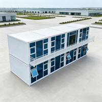 Maison conteneur démontable blanche en tôle ondulée, bâtiment en rangée à un étage avec fenêtres à auvent pour bureau de terrain côtier