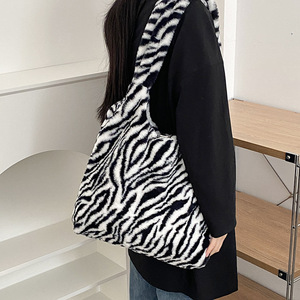 Bolso de Mano de Felpa con Forma de Corazón para <span class=keywords><strong>Niñas</strong></span>, Otoño-Invierno 2026, Bonito Bolso de Hombro con Cierre de Hebilla y Dos Asas/Correas - Product Image 3