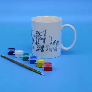 ペンと絵の具を使った自分のマグカップによるDIYマグカップの絵