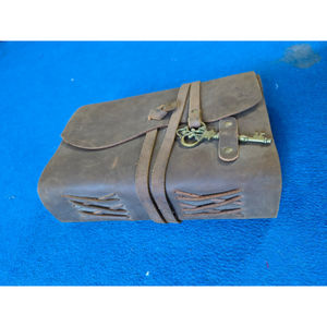 Nuevo cuaderno de cuero impreso de alta gama, encuadernado, con cubierta de cuero única, logotipo personalizado, papel ecológico y cierre con llavero. - Product Image 1