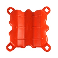 Plateforme flottante pour bateaux à moteur et autres bateaux, quai flottant