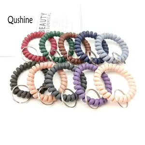 Qushine प्लास्टिक का तार कलाई खिंचाव Wristband लोचदार Stretchable सर्पिल कंगन कुंजी धारक चाबी का गुच्छा
