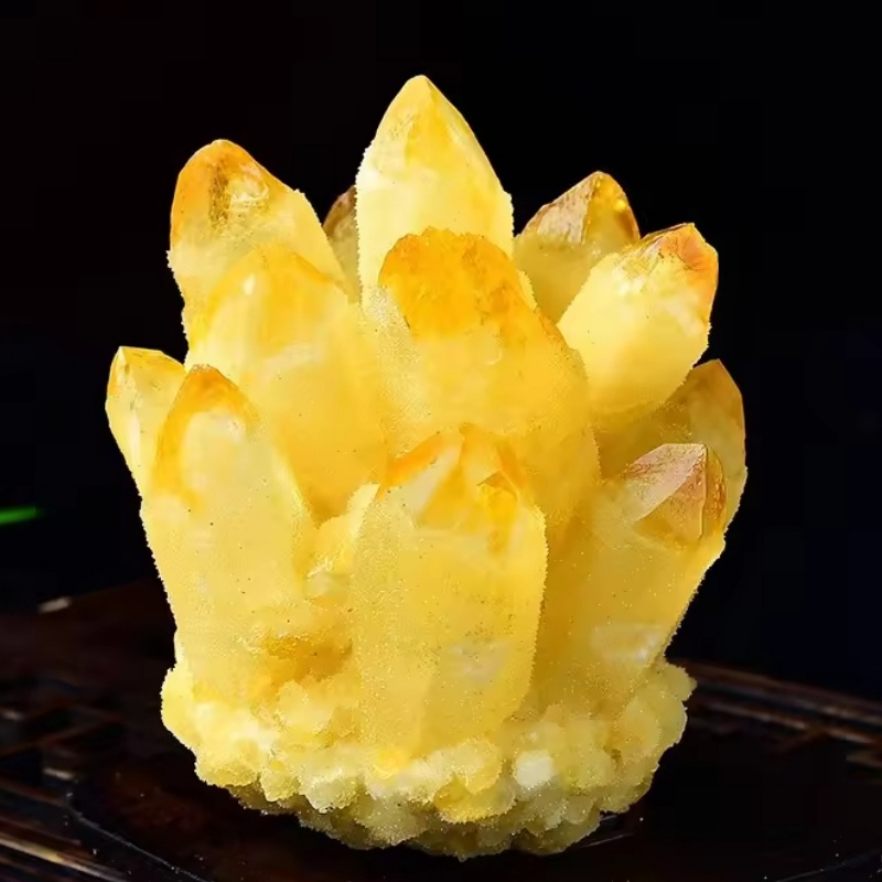 Grupo de cristal de cuarzo fantasma amarillo