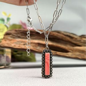 Collana con ciondolo rettangolare rosso a trama letteraria, regalo retrò da donna per tutti i giorni - Product Image 1