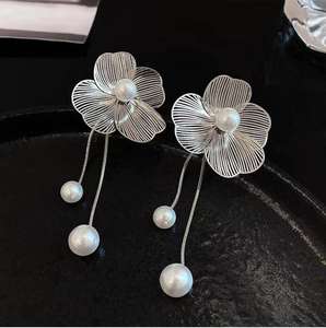 मीठे मोती टास्सेल फूल के फूल की बलियां उच्च अंत हल्के लक्जरी मिश्र धातु कान गहने अद्वितीय अतिरंजित स्वभाव लंबे स्टड डिजाइन - Product Image 2