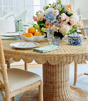 Table de jardin ronde de style côtier, en rotin PE tressé à la main avec bord festonné, pour mobilier de patio et de jardin de luxe