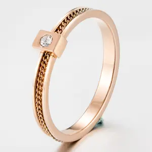 Gioielli di moda personalizzati all'ingrosso anello in acciaio inossidabile placcato oro rosa con inserto a forma di catena anello in moissanite di cristallo di diamante da donna