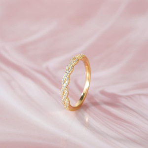 Anillos de banda retorcida de oro laminado de 14K con micro pavé de moissanita VVS GRA, joyería de moda sencilla para mujer al por mayor - Product Image 5