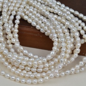 Perles d'eau douce blanches naturelles de 5 à 6 mm, forte luminosité, perles de riz filetées, perles en vrac pour la création d'accessoires faits main - Product Image 3
