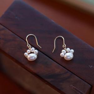 أقراط ذهبية عصرية جديدة على شكل مخلب قطة مع لؤلؤ المياه العذبة وخرز الأرز مطلية بالذهب عيار 14 قيراط للنساء - Product Image 2