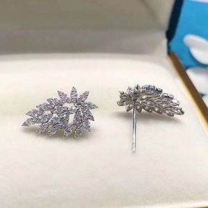Orecchini a Perno Geometrici a Forma di Foglia d'Acero per Donne, Brillanti Orecchini Botanici, Gioielli di Moda Quotidiana - Product Image 3