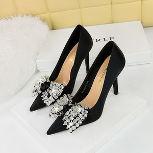 รองเท้าส้นสูงแบบสวมประดับเพชรทรงแหลม รุ่น S0024Y Wind Fashion ทำจากผ้าซาติน - Product Image 4