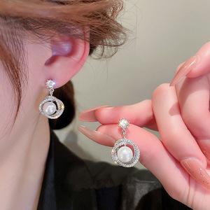 Orecchini a perno con fiore di perla da donna, eleganti gioielli coreani a spirale floreale, regalo quotidiano - Product Image 1