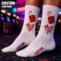 Chaussettes blanches personnalisées avec logo, motif dés rouges et lettres graffiti, et inscription PERSONNALISÉ sur le pied – Vente en gros